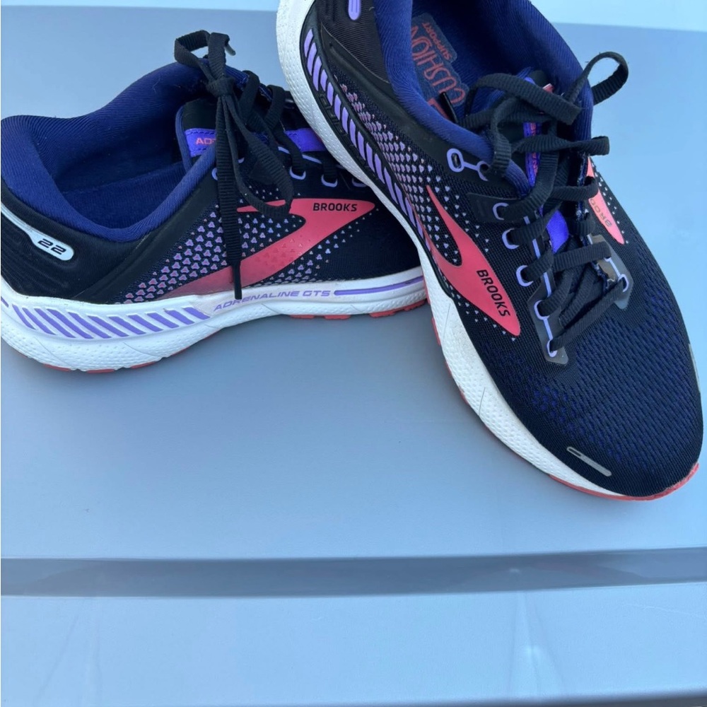 Brooks Women's Black and Pink Athletic Shoes